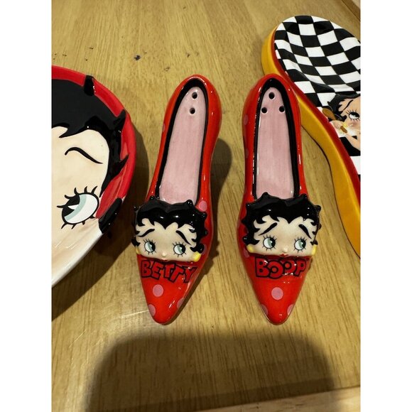Betty Boop Collectible Plate, Spoon Rest And Salt And Pepper Shakers - Picture 3 of 8